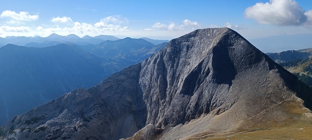 grimpant la cime Vihren et la cime Kutelo